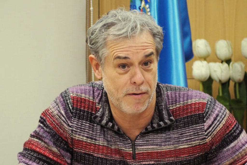 ¿Por qué tienen éxito las teorías conspirativas? El antropólogo y sociólogo Pablo Francescutti explica su evolución e impacto actual